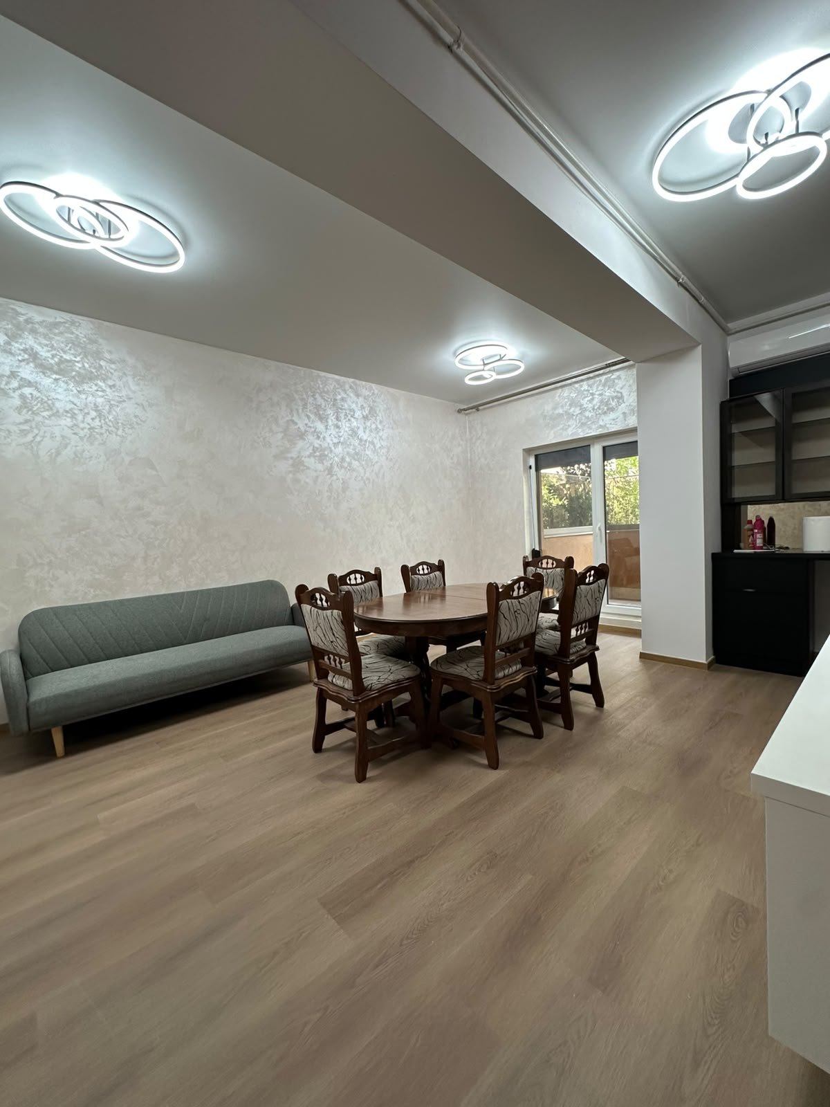 apartament la parter, cu curte privată, terasă de 30 mp și 2 locuri de parcare — fotografia 2