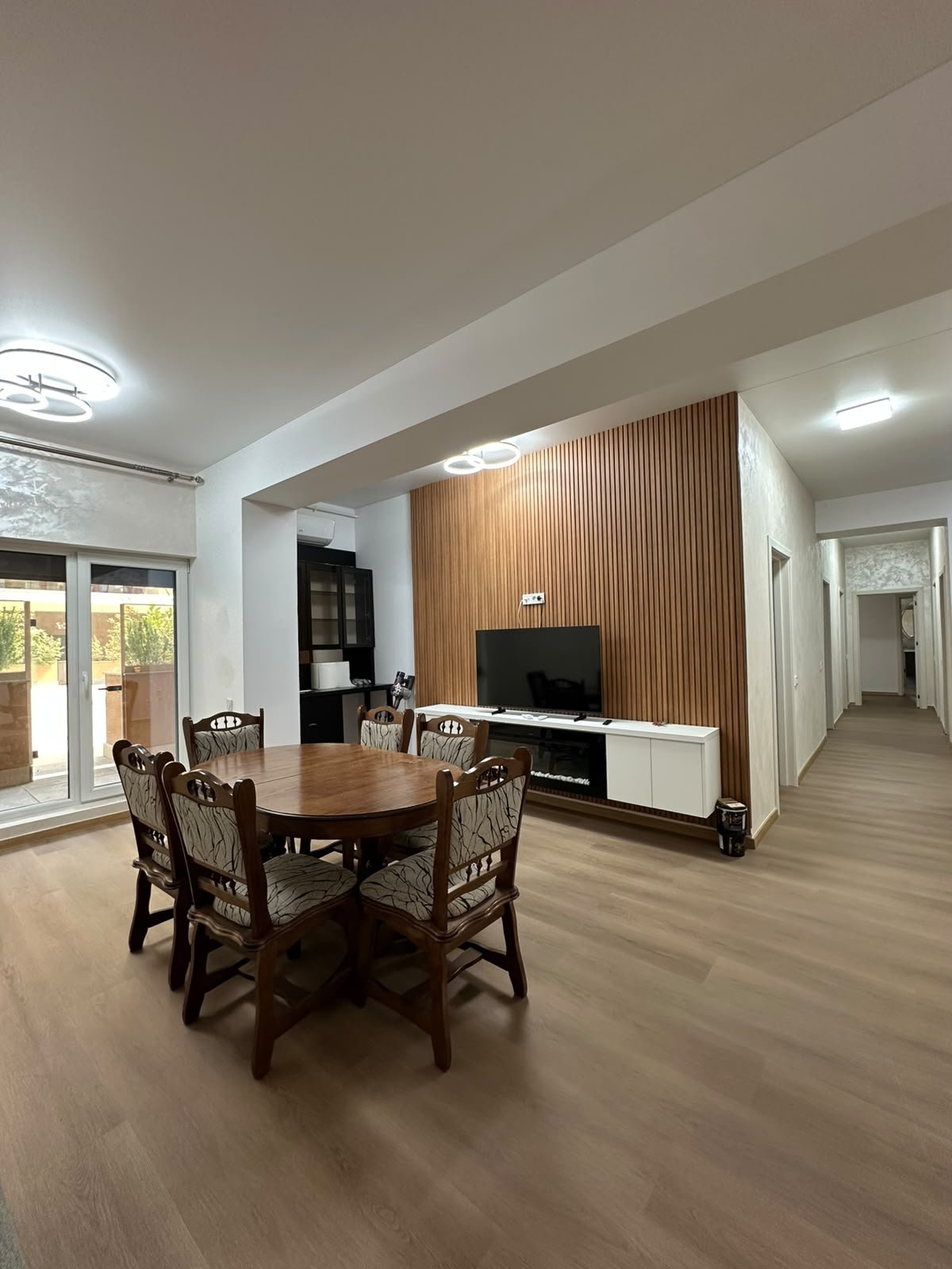 apartament la parter, cu curte privată, terasă de 30 mp și 2 locuri de parcare — fotografia 1